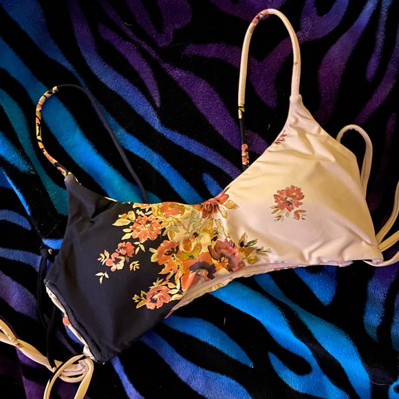 O’Neill castaway bikini top💕💕 - Picture 3 of 11